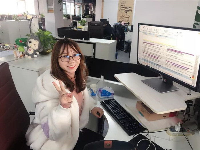 Debbie 在我译网办公室