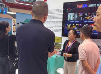 展会现场 WiiMedia 工作人员与意向客户进行交流